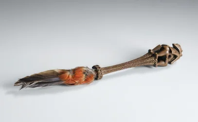 Fliegenwedelgriff, mit gekerbtem achteckigem Griff, der in einer geschnitzten bifrontalen Figur eines Gottes endet, Gesellschaftsinseln, Tahiti